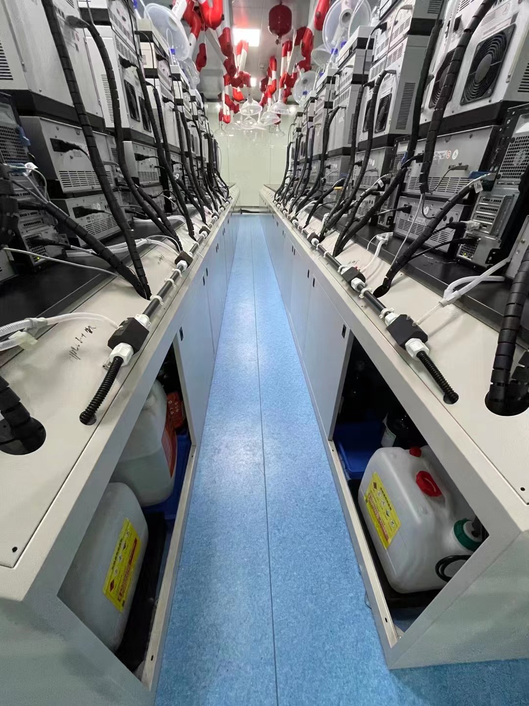 廢液收集漏斗與通風櫥臺面板