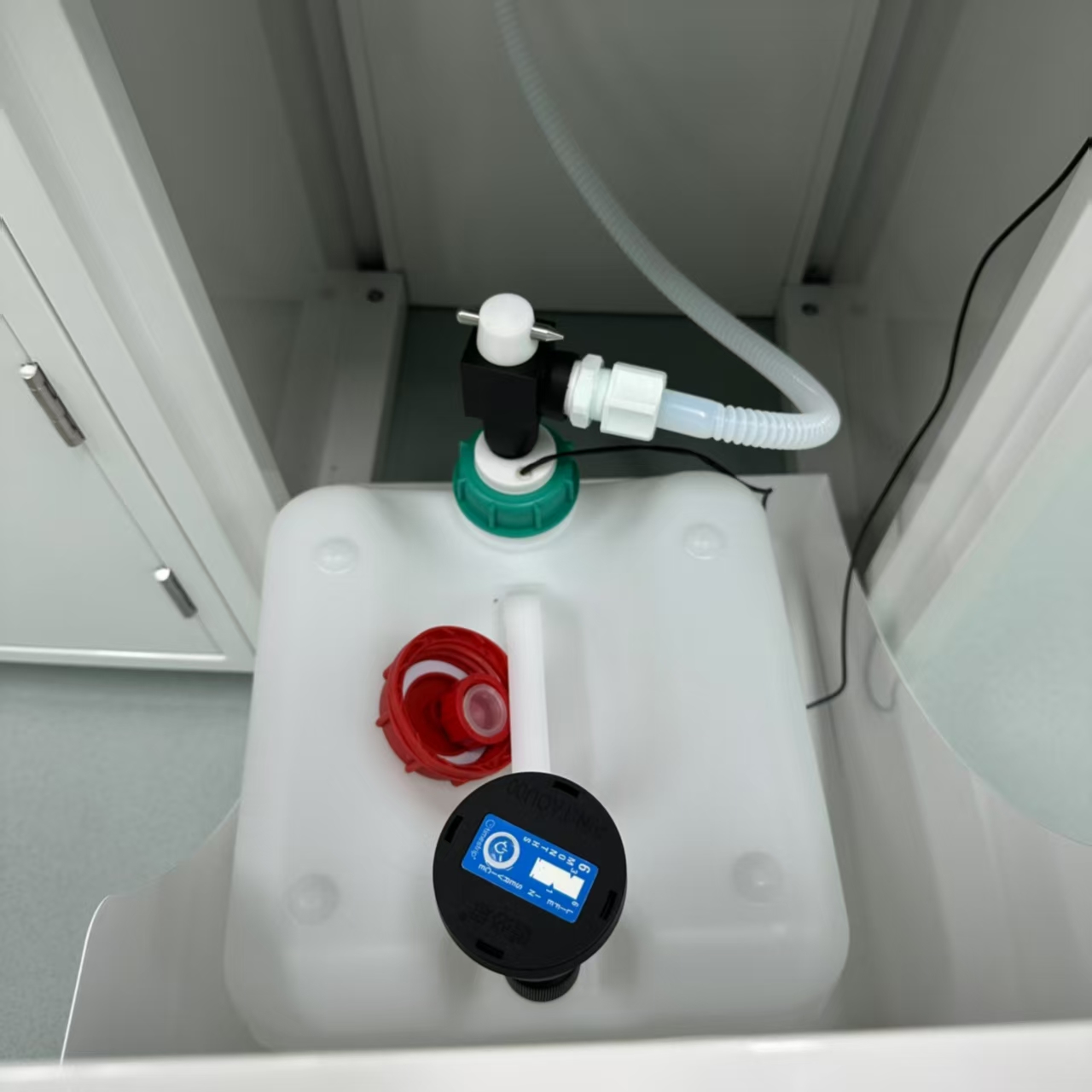 構建安全意識：長假前實驗室廢液收集注意事項