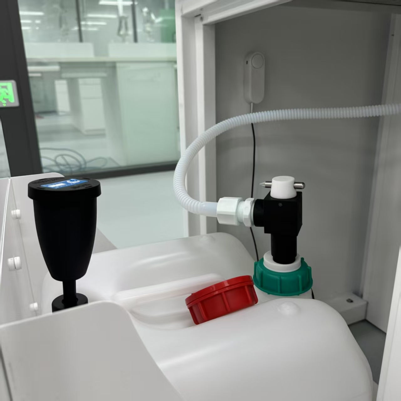 化學(xué)實驗室安全操作的“五同時”是什么？